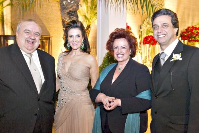 Rafael Greca de Macedo, Astrid Abujamra (mãe da noiva, Alice Abujamra), Margarita Sansone e o pai da noiva, o presidente do Grupo Mabu, José Maria Abujamra | 
