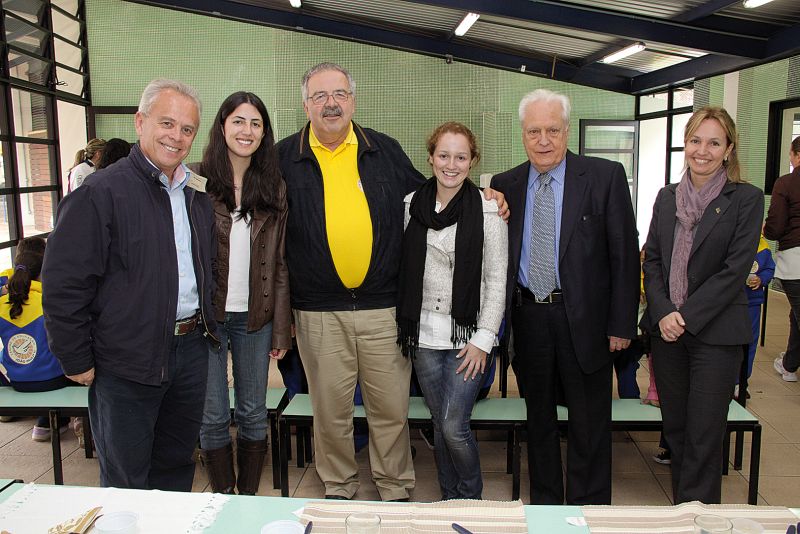 O ator e diretor José Plínio Taques (à esq.), as secretárias do Centro Acadêmico Hugo Simas, Amália Baki e Mayara Tonin e os advogados René e Rogéria Dotti (ambos à dir.) foram recebidos em almoço, na terça-feira, no Centro de Educação João Paulo II de Piraquara. O grupo foi fazer a prestação de contas e a entrega simbólica da renda da peça O Julgamento de Otelo ao professor Belmiro Valverde (de camisa amarela), responsável pela escola. O valor repassado foi de aproximadamente R$ 43 mil | Enéas Gomez