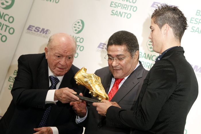 Di Stéfano e Eusébio entregam a Cristiano Ronaldo sua segunda Chuteira de Ouro da carreira | Javier Lizón/ EFE