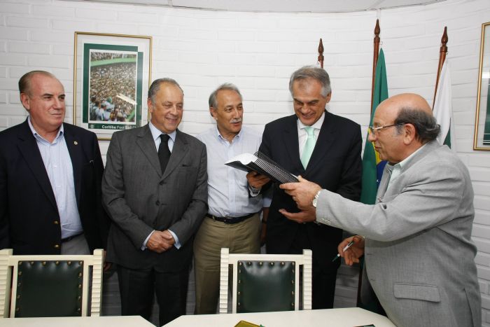 José Fernando Macedo, Ernesto Pedroso, Marcio Schwab e Vilson Ribeiro de Andrade protocolam a chapa com o presidente do Conselho Deliberativo Omar Akel |