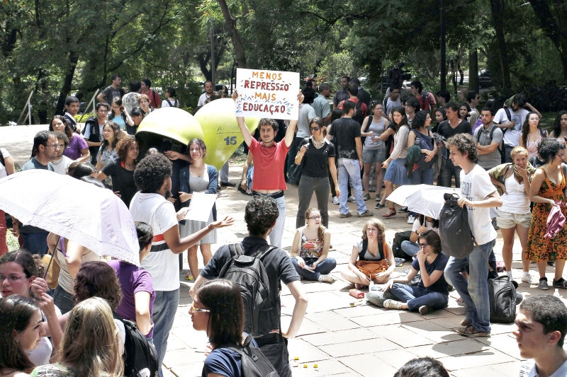 Grupo de estudantes da USP em protesto contra a prisão de manifestantes: movimento grevista teve baixa adesão | Rahel Patrasso/Folhapress