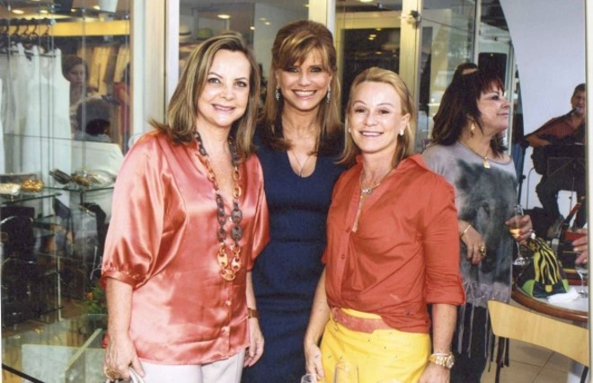 Na tarde em que o beautiful people aportou no Shopping Novo Batel para conhecer a nova coleção da Expression by Maria Inês, a proprietária Maria Inês Artigas, no centro, posava com Elvira Ramon e Simone Slaviero. Atrás, o charme e encanto de Margarida Mercer | 