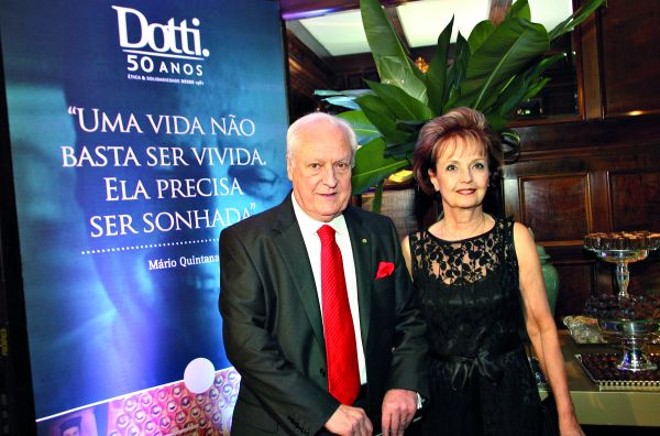 O casal Rosarita e René Dotti embarcou para a Europa nesta semana para comemorar, em família, o aniversário dele, no feriado de terça-feira. Eles foram os anfitriões do jantar em comemoração aos 50 anos de atividades do Escritório Professor René Dotti, que reuniu centenas de convidados na última terça-feira no Graciosa Country Club |