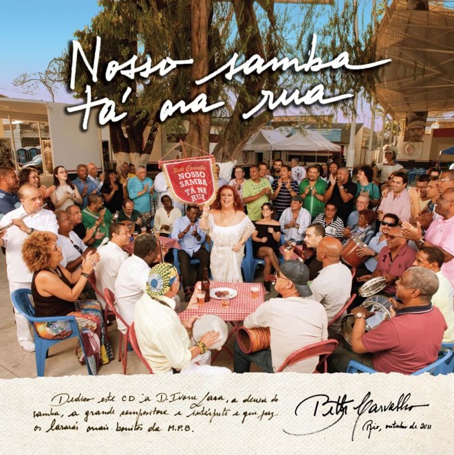 A foto da capa do disco, feita no Cacique de Ramos, é representativa do momento vivido pela sambista no trabalho: rodeada de novos e velhos parceiros |