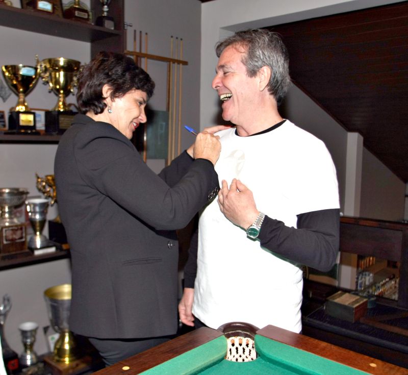 Em visita a Curitiba para avaliar o projeto do Campeonato Mundial de Rally na cidade, a francesa Michèle Mouton, da FIA WRC, autografa a camiseta de Paulo Lemos, piloto de rally e um dos responsáveis pelo projeto | Sérgio Lima