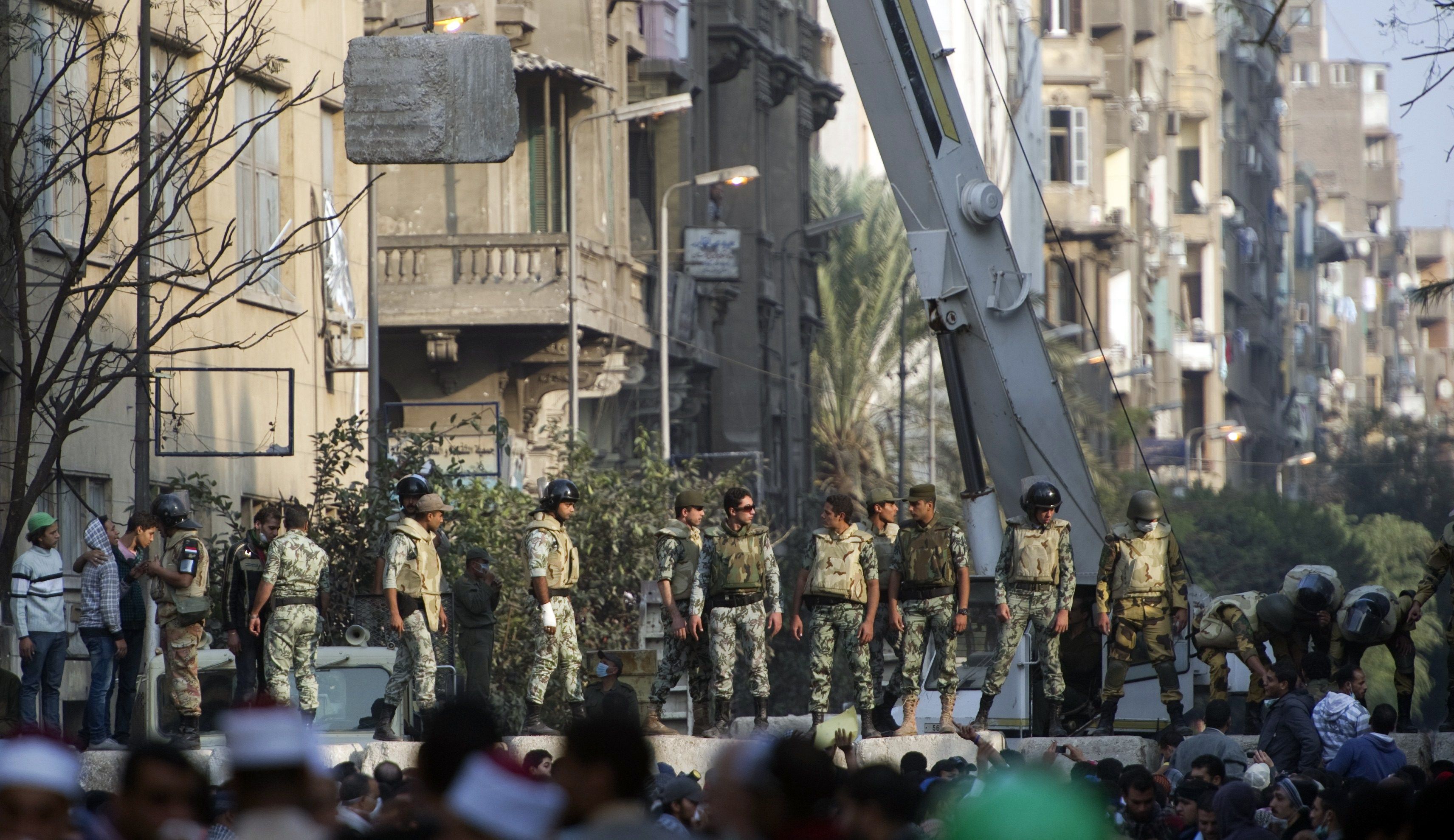 Militares levantam barreira de concreto para separara a polícia dos manifestantes no Cairo | AFP PHOTO/ODD ANDERSEN