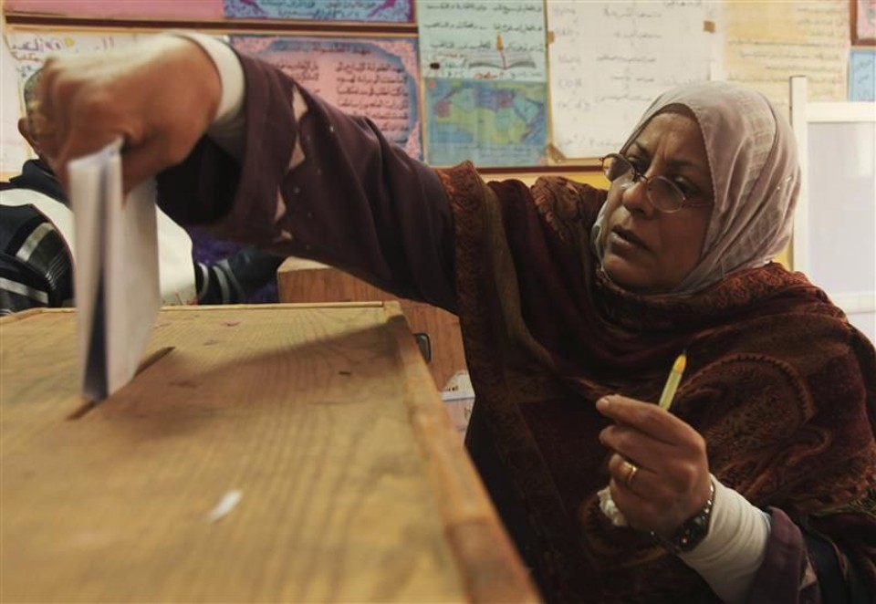 Mulher egípcia realiza seu voto durante eleições parlamentares, no Cairo | REUTERS/Esam Al-Fetori