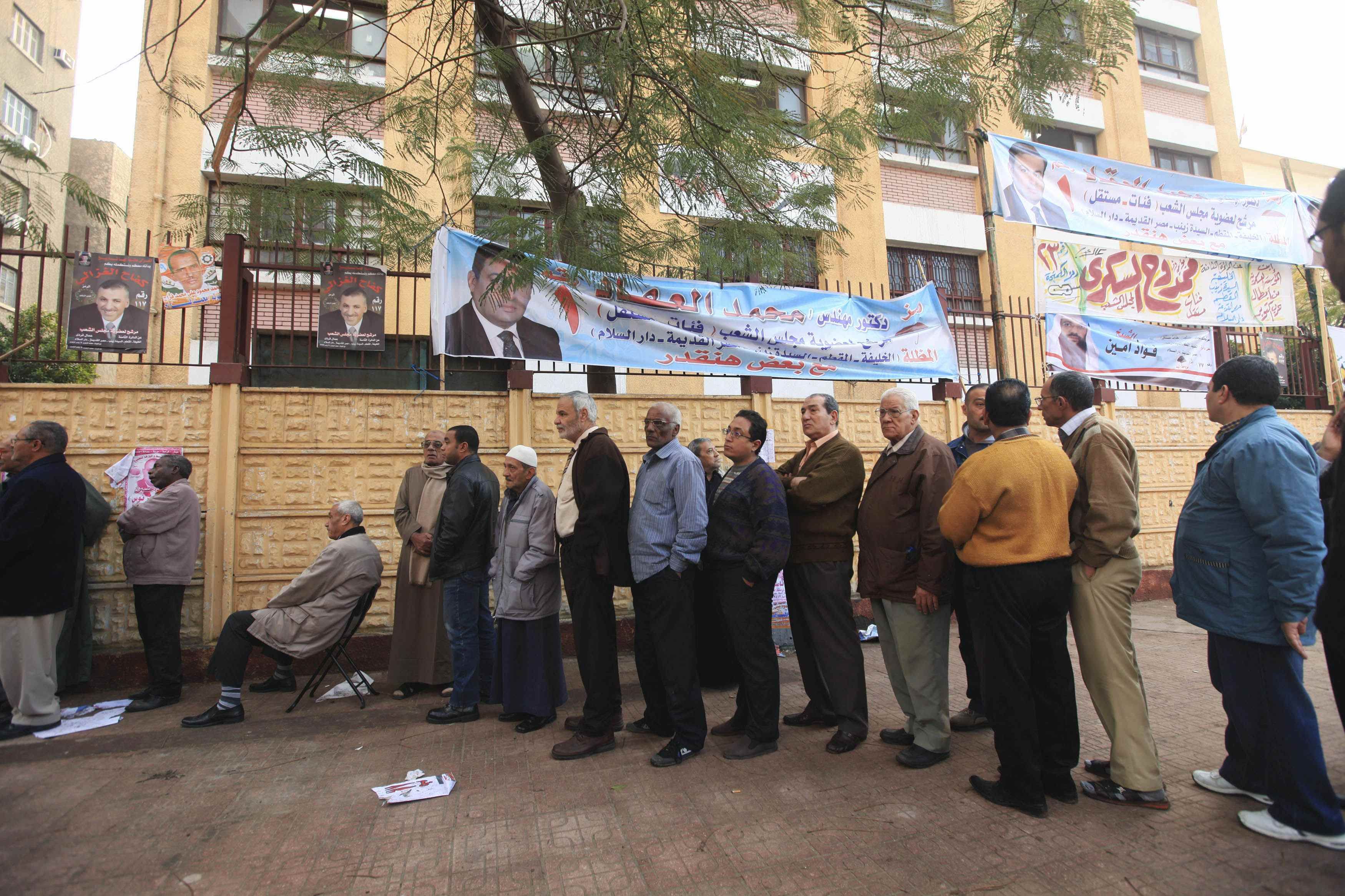 Egípcios aguardam na fila para votar nas eleições desta segunda-feira, no Cairo | REUTERS/Esam Al-Fetori