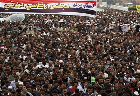 Mais de 50 mil egípcios compareceram nesta sexta-feira à praça Tahrir, no Cairo, para pressionar a junta militar a apressar a transferência do poder para um governo civil | REUTERS/Mohamed Abd El-Ghany