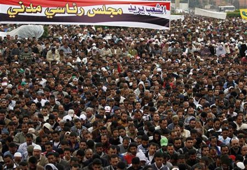 Mais de 50 mil egípcios compareceram nesta sexta-feira à praça Tahrir, no Cairo, para pressionar a junta militar a apressar a transferência do poder para um governo civil | REUTERS/Mohamed Abd El-Ghany