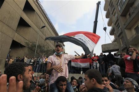 Photo
Manifestantes egípcios gritam slogans ao se reunir perto das barricadas de concreto ao redor do Ministério do Interior, perto da Praça Tahrir, no Cairo | REUTERS/Esam Al-Fetori