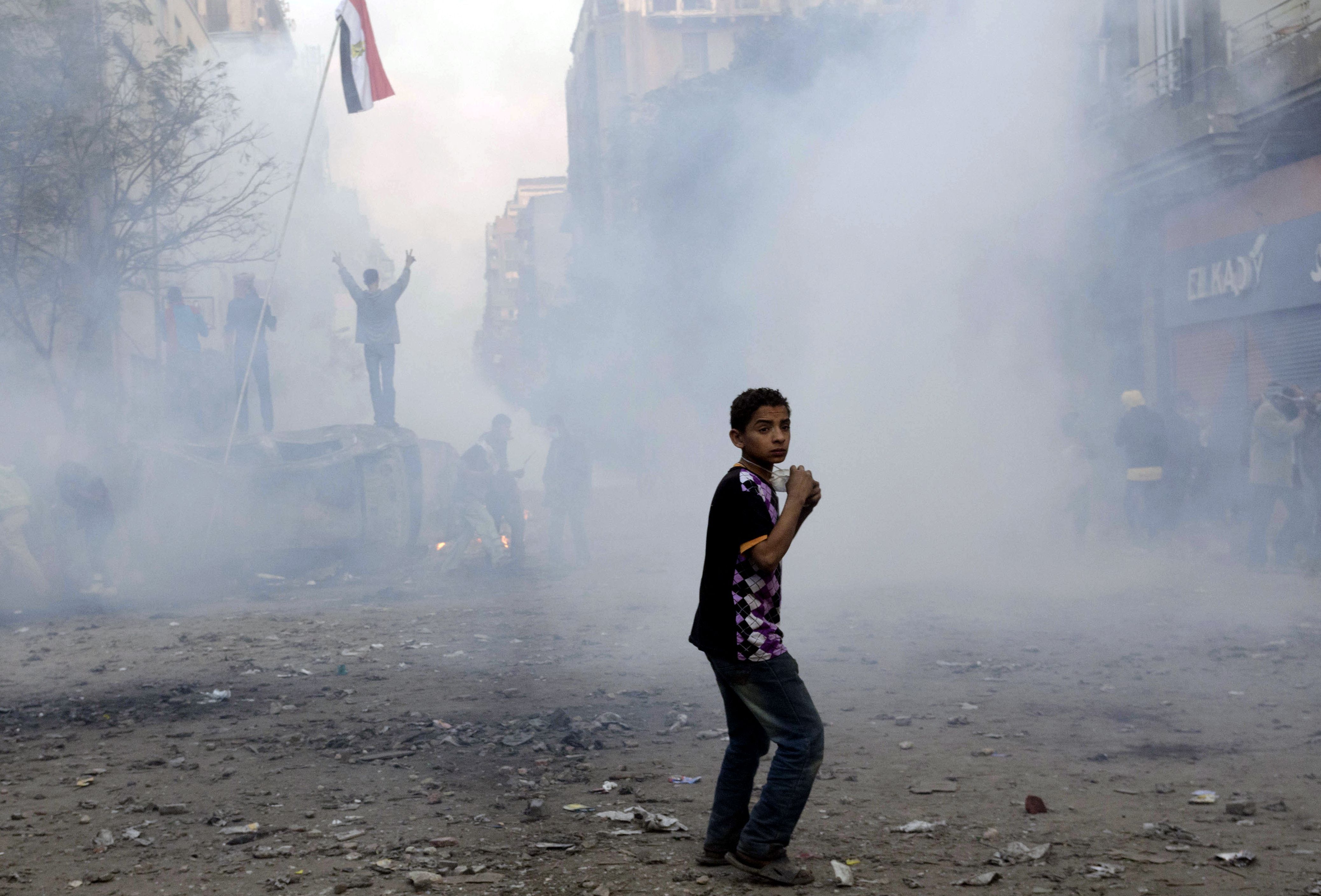 Jovem protestante egípcio se junta a grupo que luta contra as forças de segurança no Cairo | AFP PHOTO/MICHELE SIBILONI
