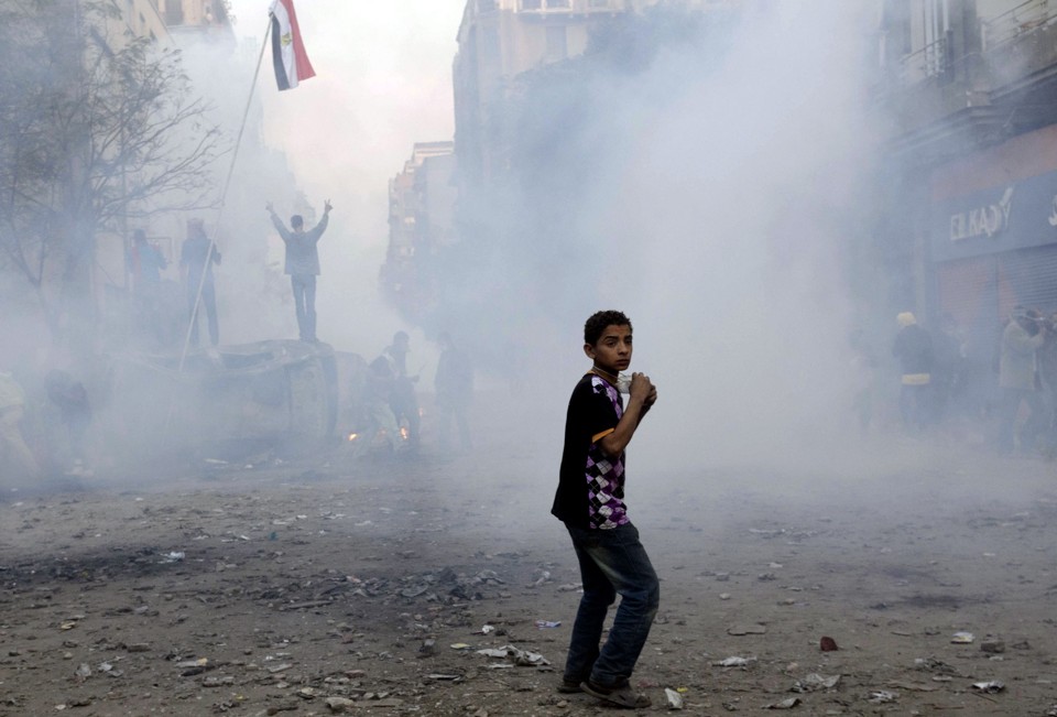 Jovem protestante egípcio se junta a grupo que luta contra as forças de segurança no Cairo | AFP PHOTO/MICHELE SIBILONI