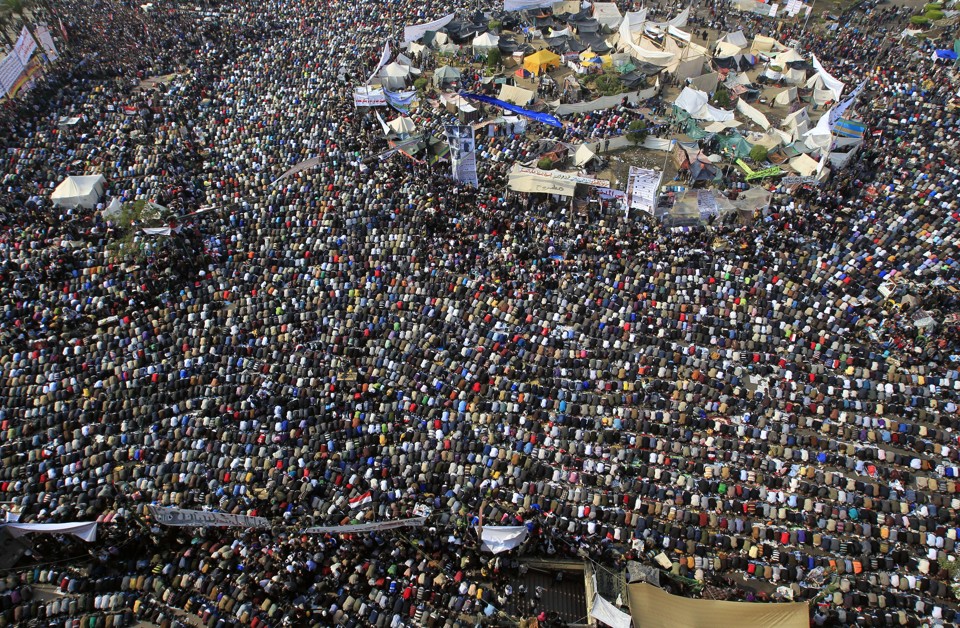 Manifestantes egípcios oram na Praça Tahrir, no Cairo | AFP PHOTO/MAHMUD HAMS