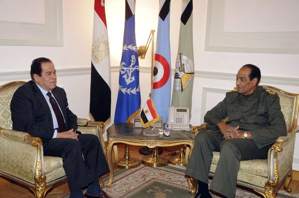 O ex-primeiro ministro Kamal Ganzouri encontra-se com Mohamed Hussein Tantawi, representante das forças armadas do Egito | Middle East News Agency/Reuters