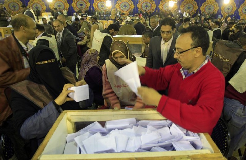 Oficiais contam os votos da eleição no Egito | Mahmud Hams/AFP