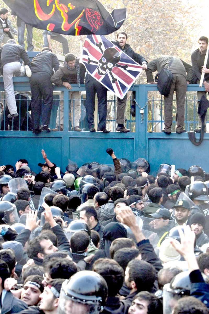 Após invadirem embaixada em Teerã, manifestantes exibem bandeira britânica descaracterizada | Raheb Homavandi/Reuters