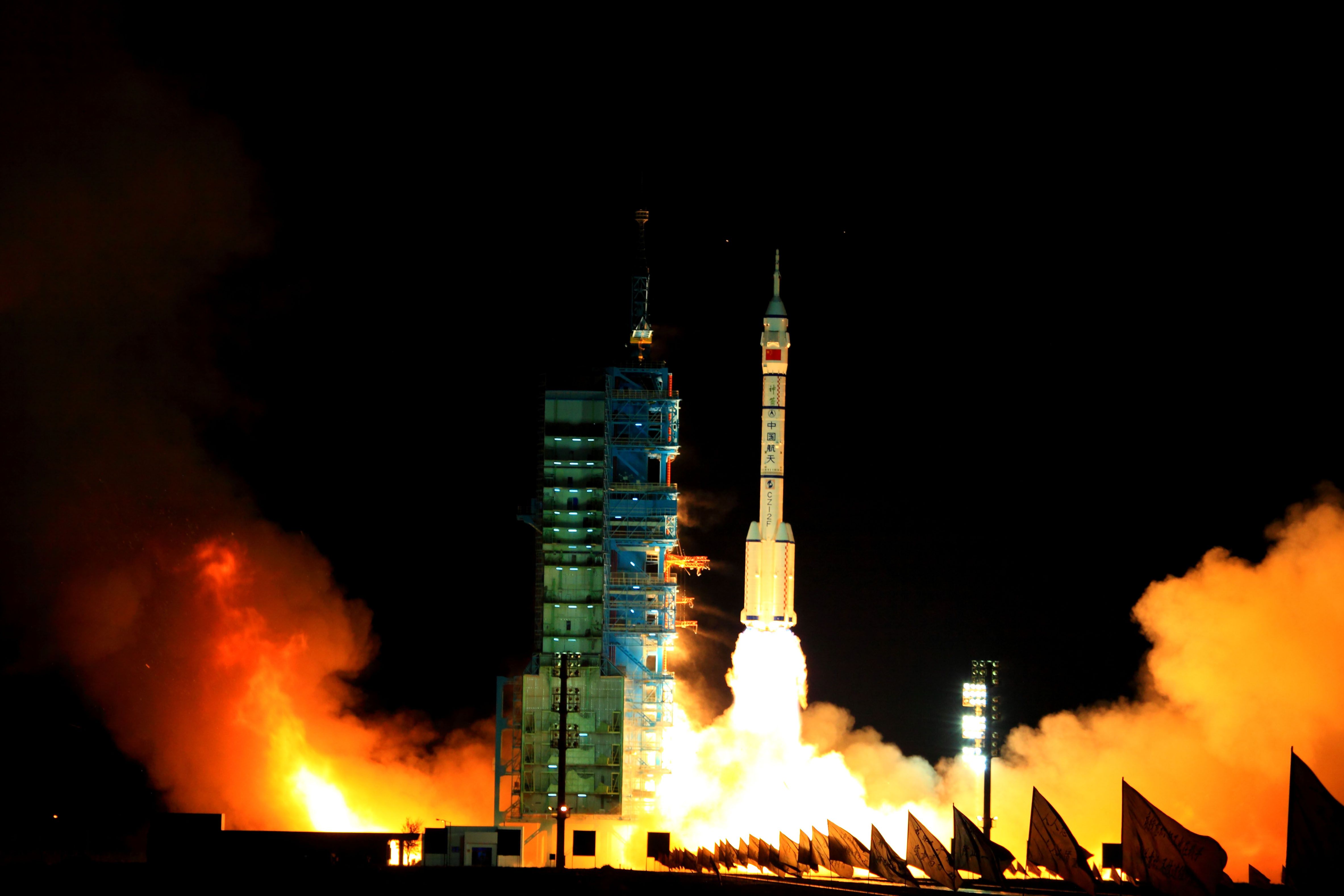 Foguete chinês é lançado nesta terça-feira carregando a nave Shenzhou-8 | CHINA OUT AFP PHOTO