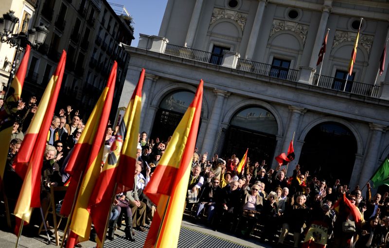 Cerca de 200 espanhois fizeram uma homenagem ao ex-ditador Francisco Franco em Madri | AFP PHOTO/ PEDRO ARMESTRE