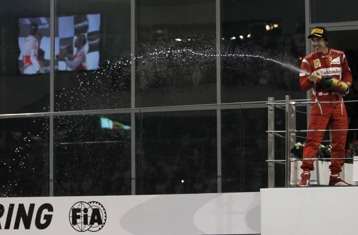 Fernando Alonso comemora o segundo lugar, mas teve a chance de tirar a vitória de Hamilton | Hamad I Mohammed/ Reuters