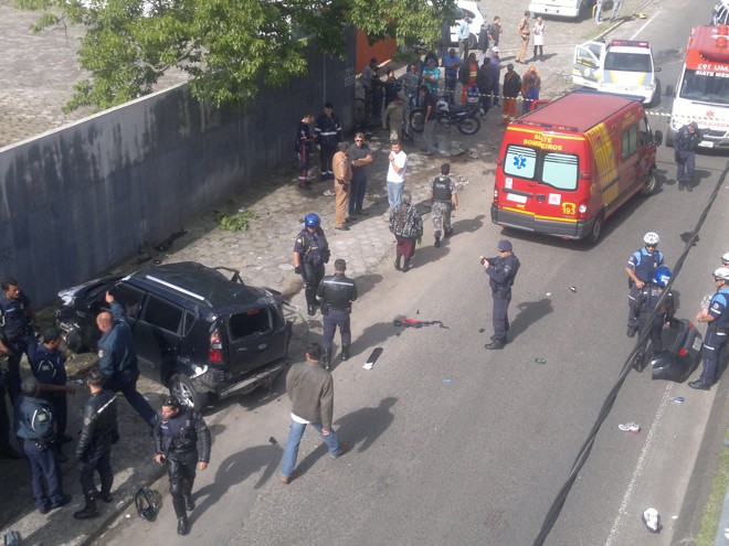 Veículo despencou de uma altura de 13 metros. Um dos ocupantes do veículo morreu na hora e o outro ficou gravemente ferido | 