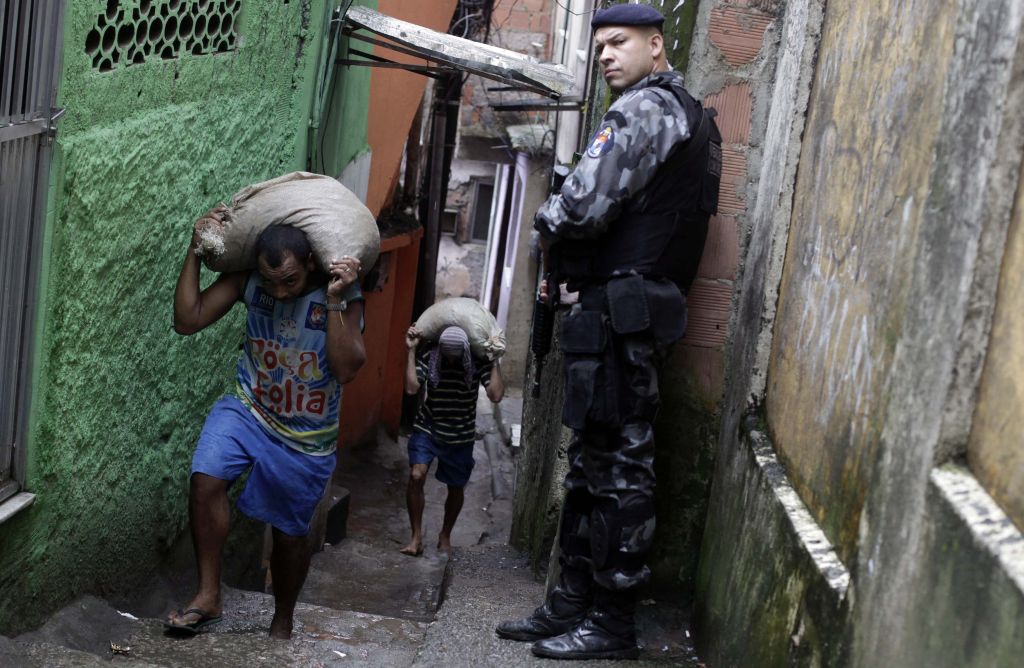 Moradores da Rocinha continuam apreensivos, sem saber como se comportar numa comunidade ocupada pela polícia | Ricardo Moraes/Reuters