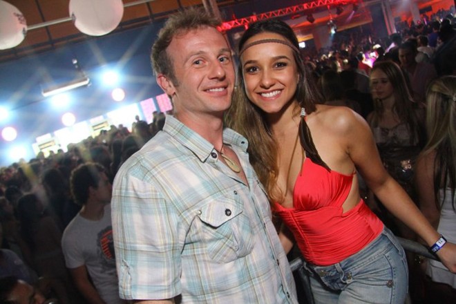 Kaskade em Curitiba- A festa do clube Liqüe, realizada na última semana na Fiep, reuniu mais de 4 mil pessoas em torno do DJ americano Kaskade, que trouxe uma apresentação inédita para a balada curitibana. No evento, a Liqüe fechou uma parceria com a Secretaria Antidrogas, que monitorou a festa através de 40 câmeras e 30 profissionais. Entre os presentes, o casal de namorados Fábio Ferreira e Emanuelle Abujamra |