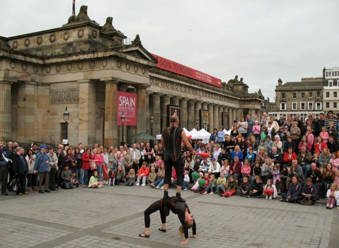 Atores de rua se apresentam no centro histórico de Edimburgo: evento escocês serviu de inspiração para uma centena de eventos ao redor do mundo |
