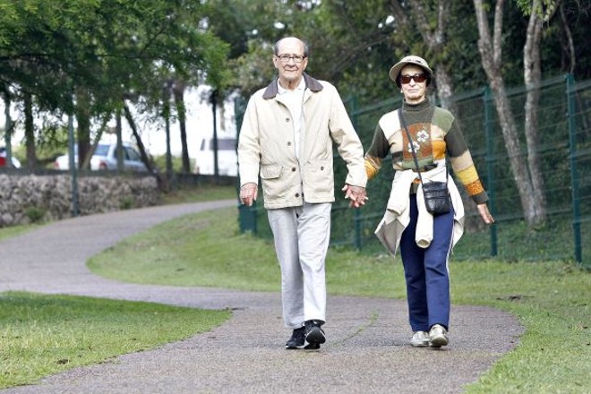 José Ernesto Cursino e Zélia reclamam da calçada do entorno do local | 