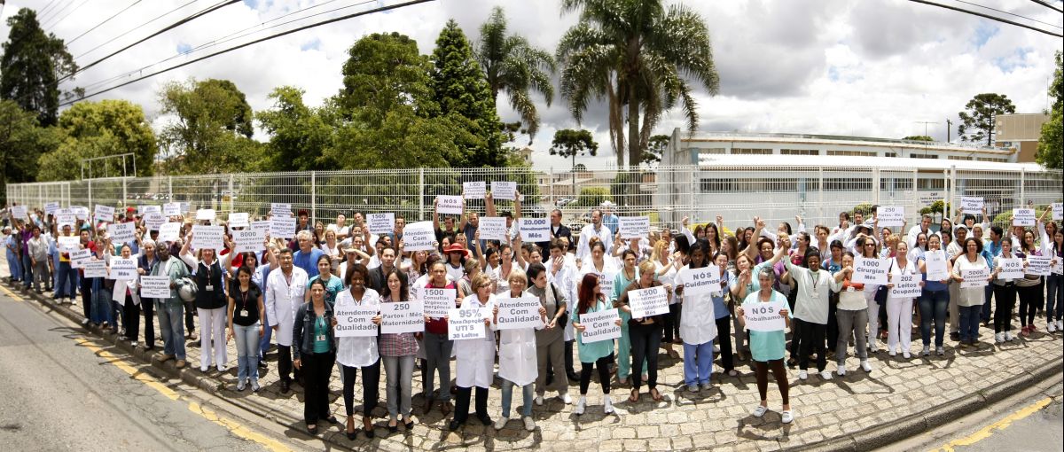Grupo de funcionários deu um abraço simbólico no hospital | Antônio More / Agência de Notícias Gazeta do Povo