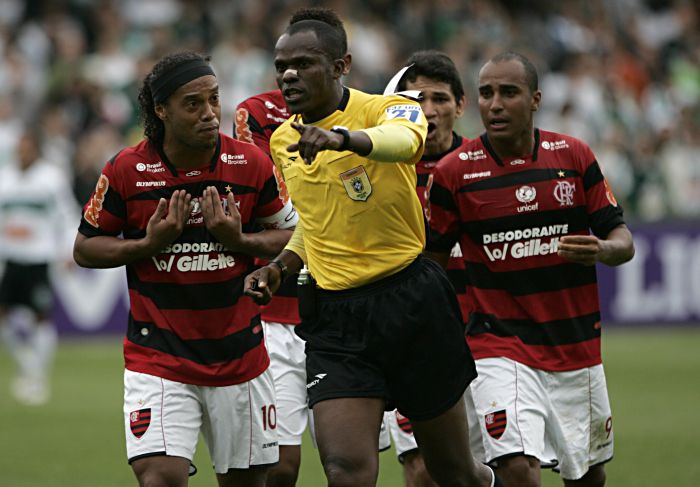 Ronaldinho Gaúcho reclama ao árbitro Jailson Macedo Freitas a não marcação de pênalti | Marco André Lima / Agência de Notícias Gazeta do Povo