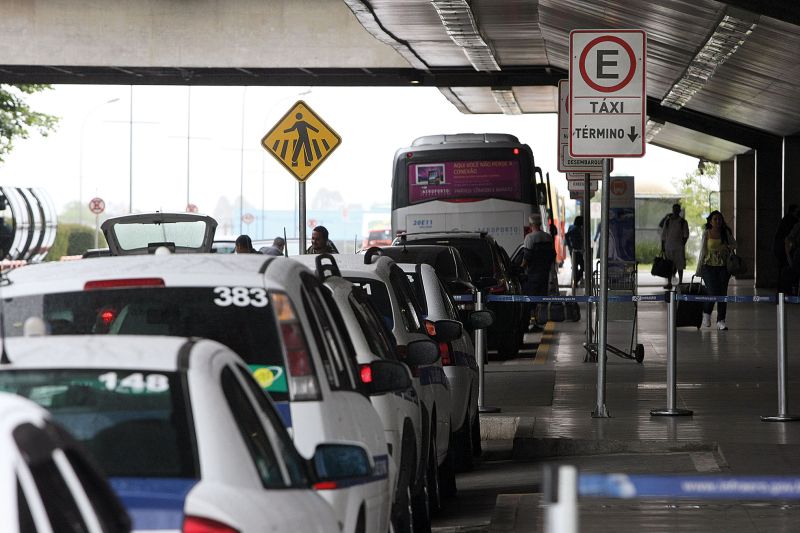 Enquanto taxistas regulamentados aguardam na fila, piratas abordam passageiros no saguão do terminal | Ivonaldo Alexandre/ Gazeta do Povo