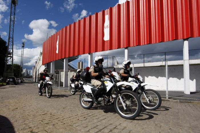 PM estava em treinamento nas proximidades da Vila Capanema quando percebeu a movimentação e foi retirar os torcedores do estádio | Albari Rosa / Gazeta do Povo