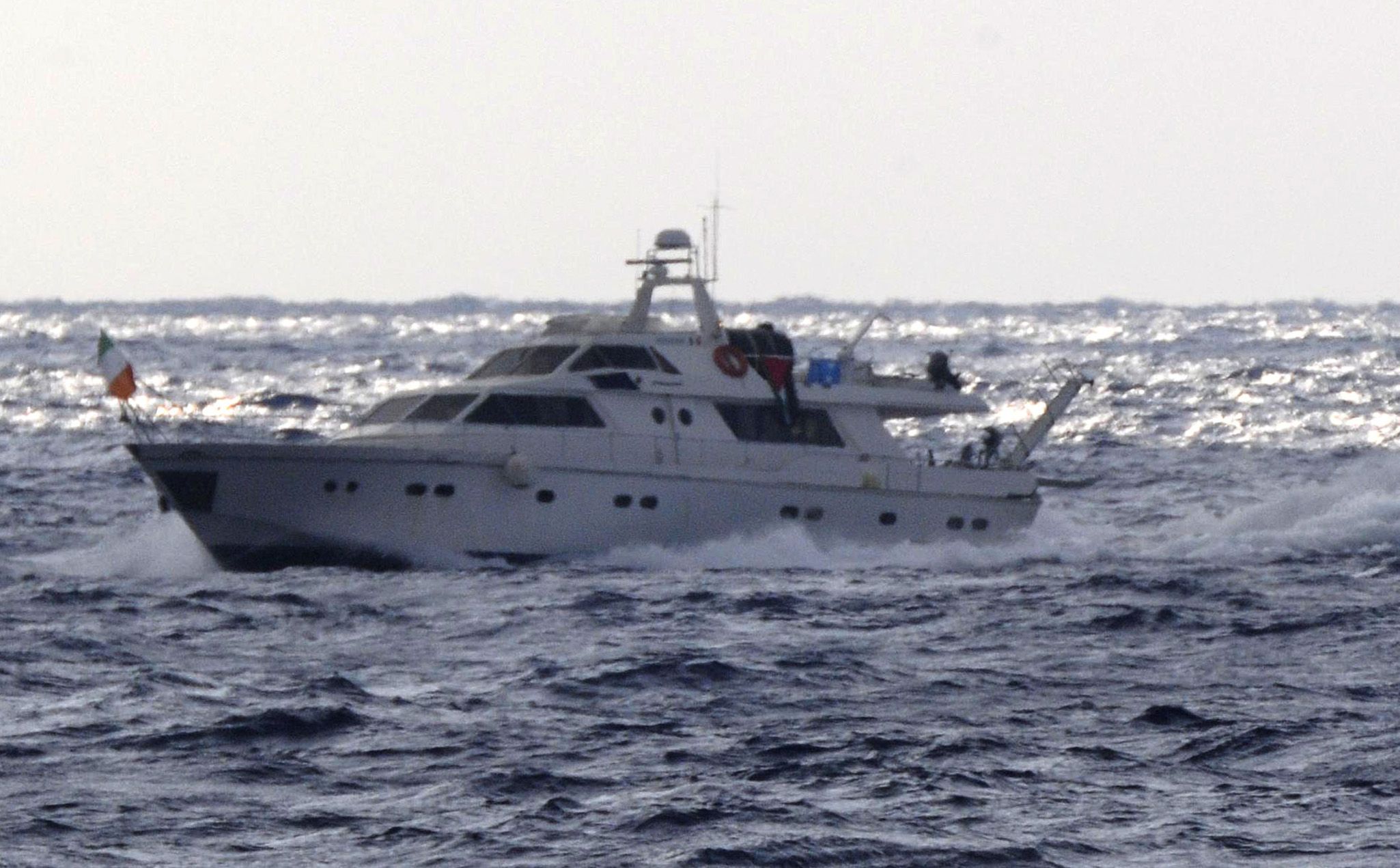 Imagem divulgada pelas Forças de Defesa Israelenses (IDF) mostra um dos dois barcos que transportavam ativistas pró-palestinos no Mar Mediterrâneo para a Faixa de Gaza. Militares da Marinha israelense subiram a bordo de dois barcos que transportavam ativistas pró-palestinos rumo à Faixa de Gaza, nesta sexta-feira, em desafio ao bloqueio israelense do território controlado por islamistas | REUTERS/Handout/IDF