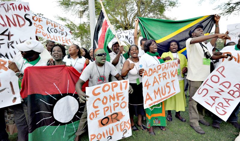 Grupo africano de defesa do meio ambiente protesta em frente do local onde está sendo realizada a conferência do clima, em Durban | Siphiwe Sibeko/Reuters