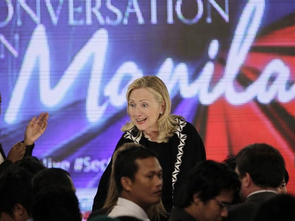 Secretária de Estado dos Estados Unidos, Hillary Clinton, participa de programa de tevê de Manila, durante visita às Filipinas | EFE/Francis R. Malasig