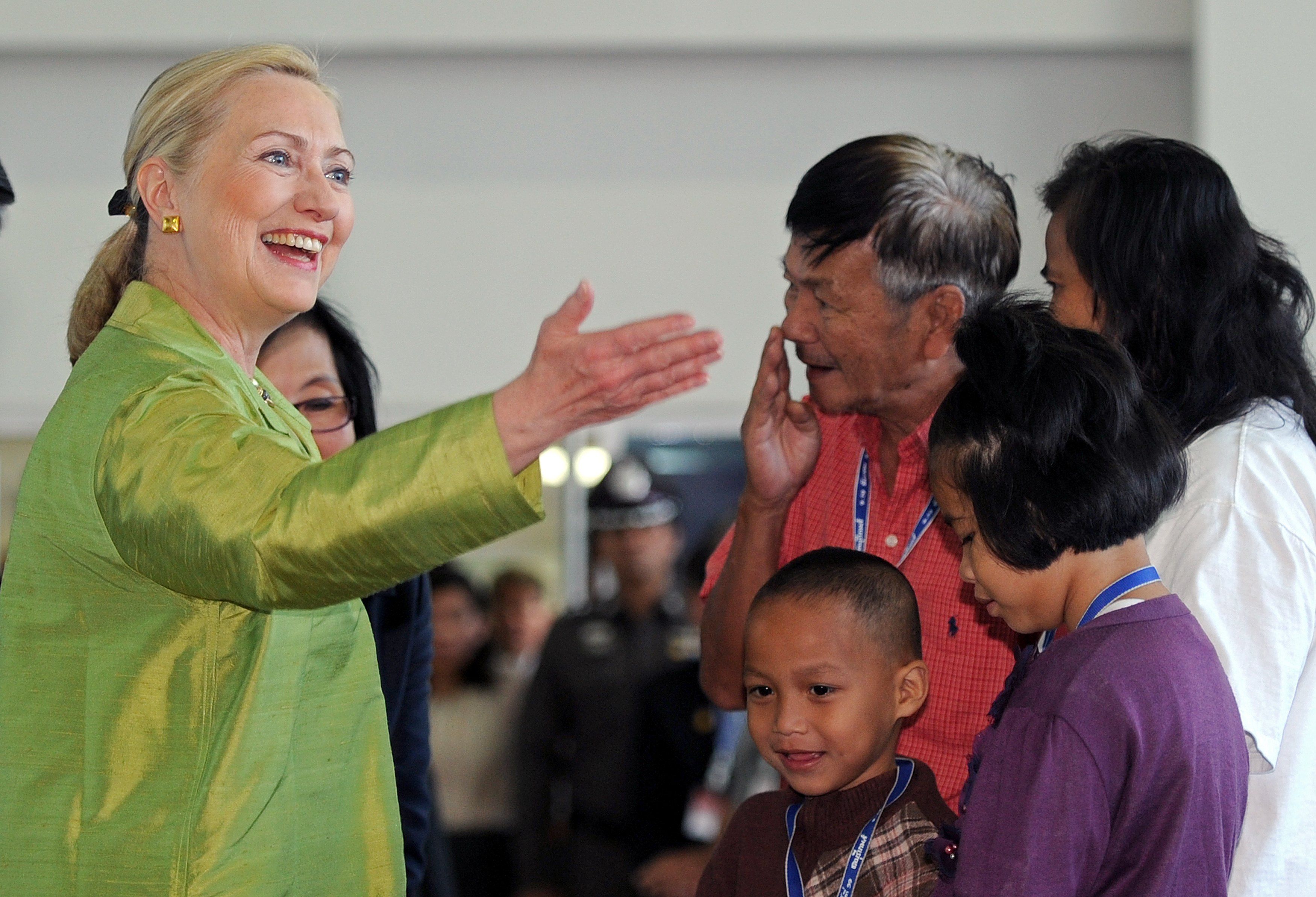 Secretária do Estado dos EUA Hillary Clinton conversa com desabrigados na Tailândia | AFP PHOTO / Pornchai KITTIWONGSAKUL