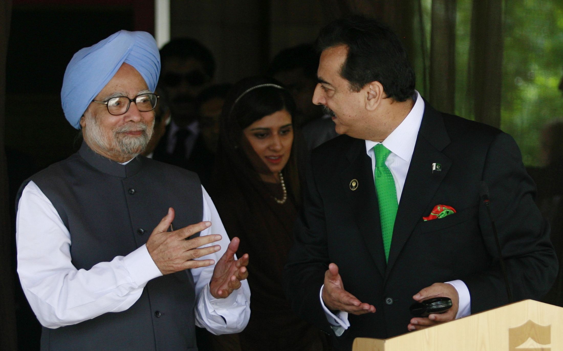 Primeiro-ministro do paquistão Yusuf Raza Gilani convida Manmohan Singh, da Índia, para participar de coletiva sobre acordo de paz entre os dois países | REUTERS/Dinuka Liyanawatte