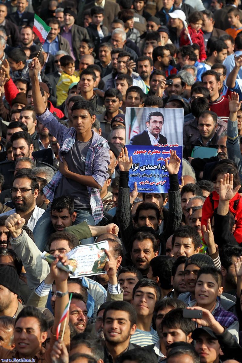 Iranianos exibem foto do presidente Ahmadinejad durante protesto | Oresidência do Irã/Reuters