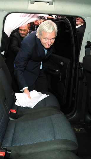 Julian Assange após deixar o Tribunal de Londres, que negou recurso do fundador do WikiLeaks contra a extradição dele para a Suécia | Leon Neal/AFP