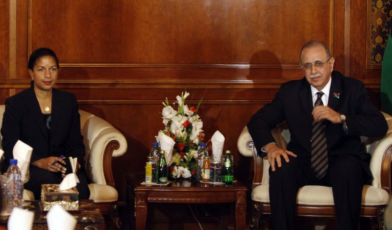 O primeiro-ministro interino deu entrevista coletiva ao lado da embaixadora dos Estados Unidos na Organização das Nações Unidas (ONU), Susan Rice | REUTERS/Mohammed Salem