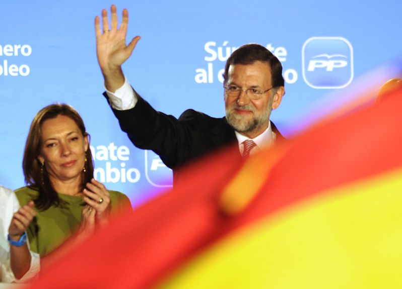 O líder do PP e futuro primeiro-ministro da Espanha, Mariano Rajoy, com sua mulher, Elvira Fernandez, após vitória arrasadora nas eleições de domingo | Dominique Faget/AFP