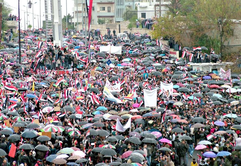 Multidão se dirige ao túmulo do ditador Hafez Assad, que governou a Síria durante 30 anos e é pai do atual presidente sírio, Bashar Assad, que está no poder há mais de uma década e enfrenta a fúria de dissidentes | Sana/AFP