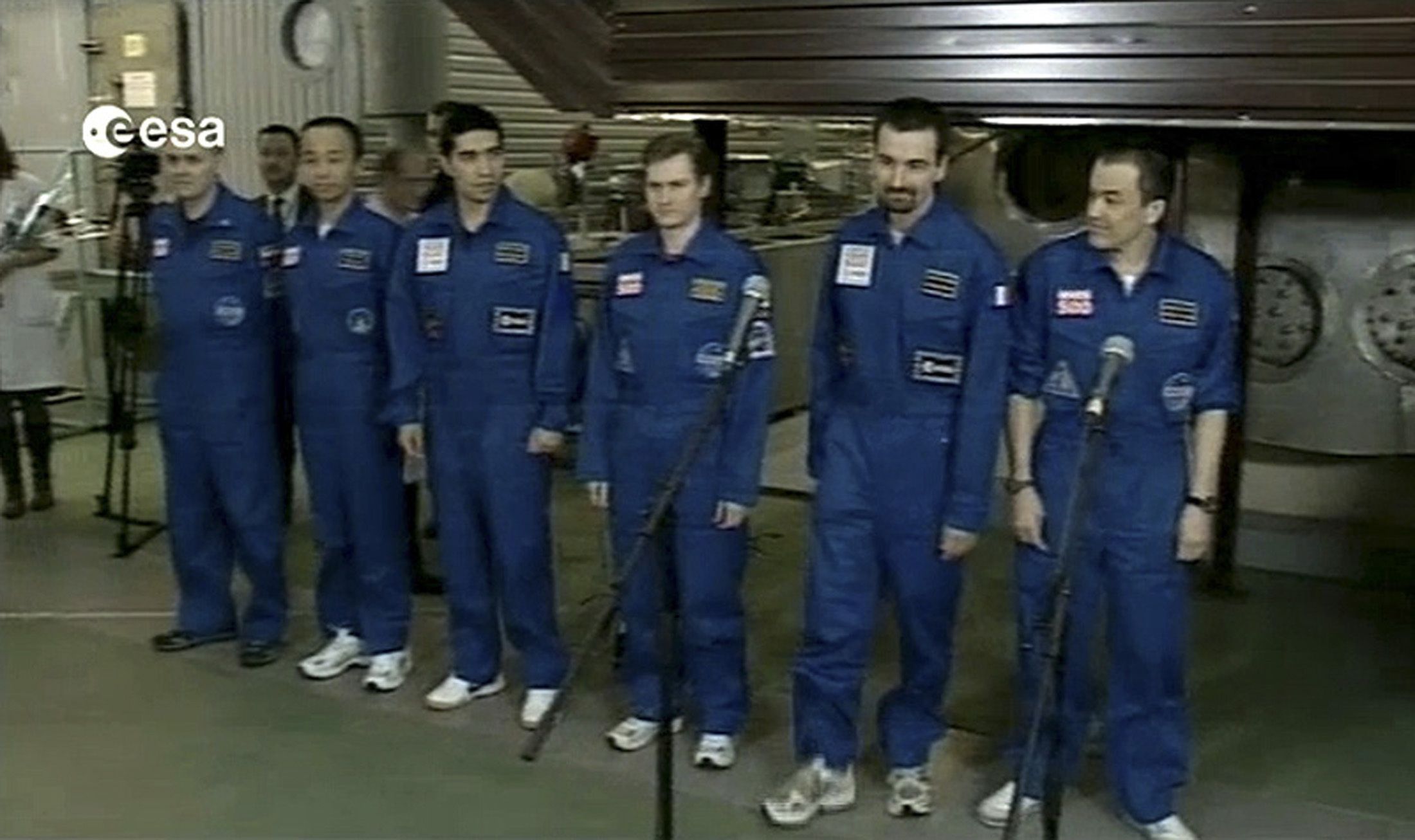 Frame de TV registra o retorno dos voluntários do projeto Marte 500 | REUTERS/European Space Agency/Handout