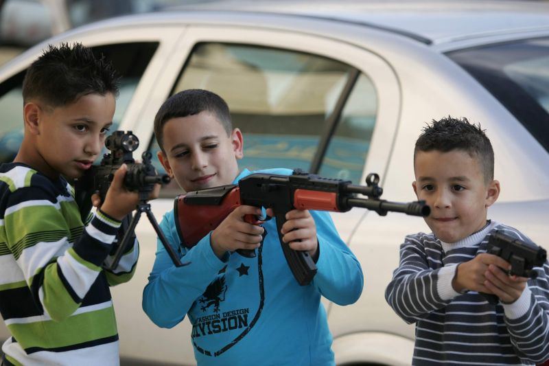 Meninos palestinos brincam com armas de brinquedo na cidade de Jenin, na Cisjordânia | Saif Dahlah/AFP