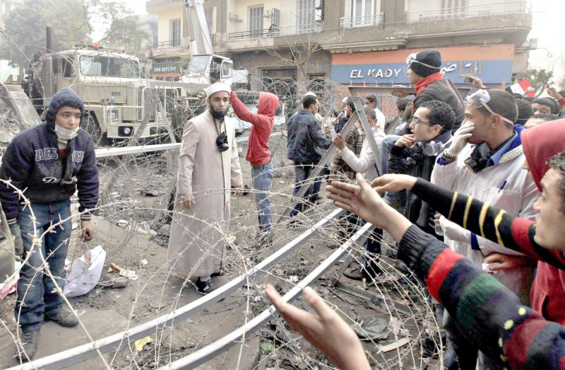 Manifestantes egípcios contra o governo militar se reúnem em frente do Ministério do Interior, perto da Praça Tahrir | Esam Al-Fetori/Reuters