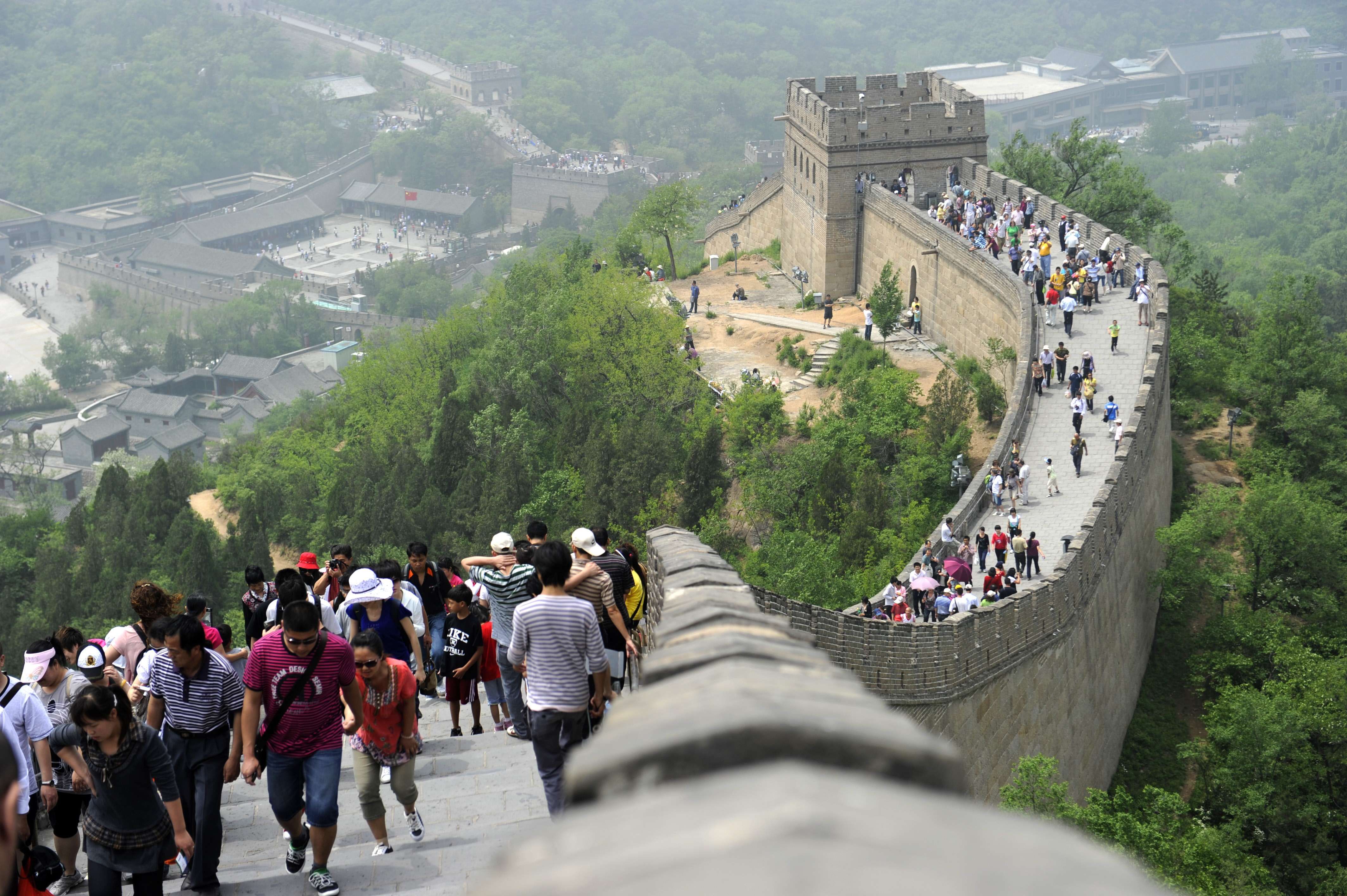 Turistas percorrem caminho da Grande Muralha da China | AFP PHOTO/LIU Jin