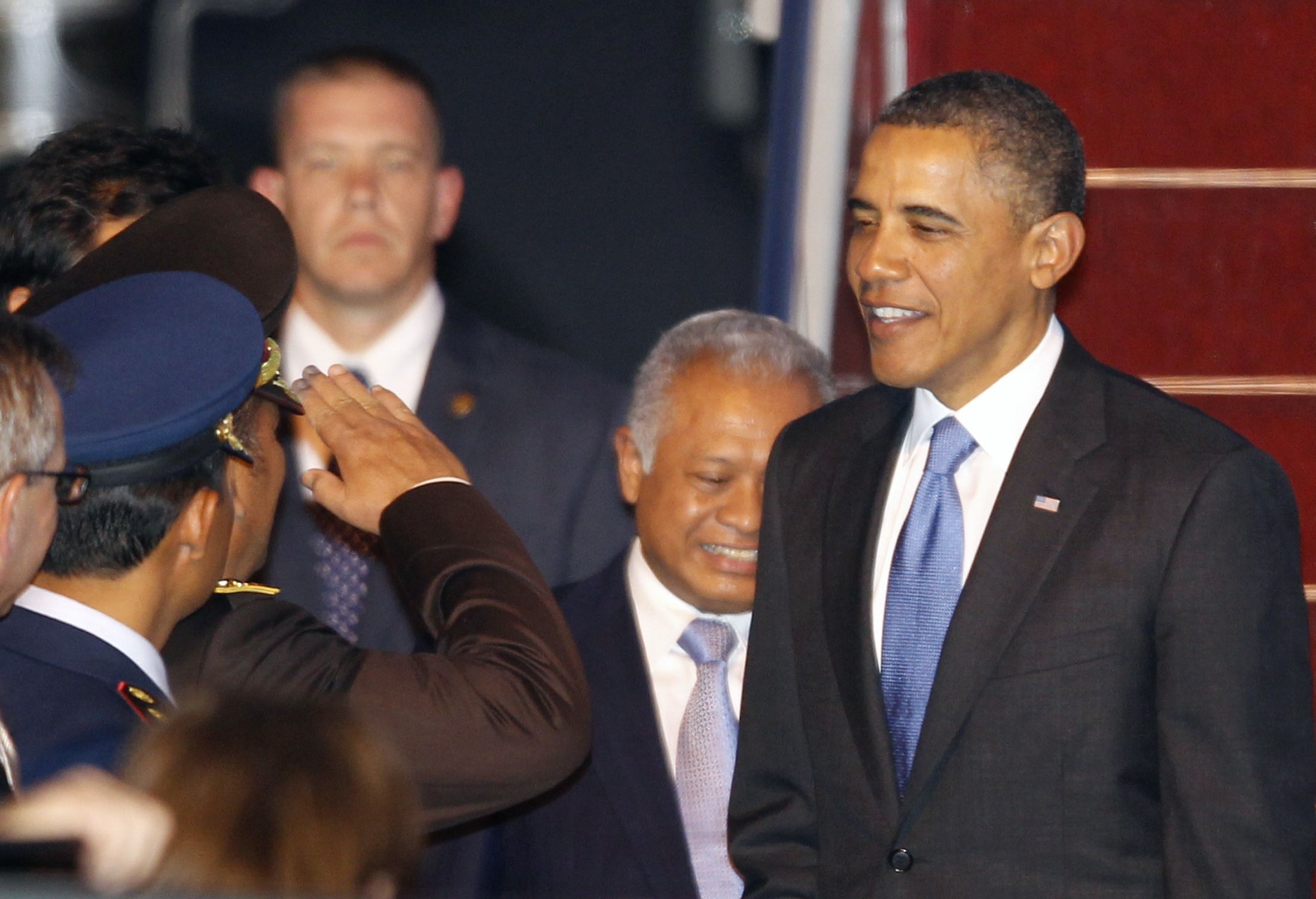 Presidente norte-americano Barack Obama revebe saudação de oficial da Indonésia em sua chegada a Bali, na Indonésia | REUTERS/Romeo Ranoco