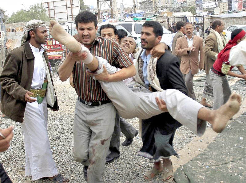 Opositores ao governo carregam companheiro ferido em confronto | Khaled Abdullah/Reuters