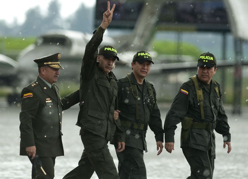 Luis Alberto Erazo faz o V da vitória ao chegar a Bogotá: reencontro com a família após 12 anos | Luis Acosta/ AFP